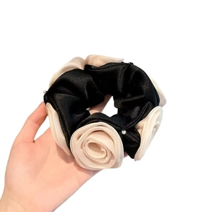 Chouchou élégant en satin noir et blanc avec roses et détails en perles