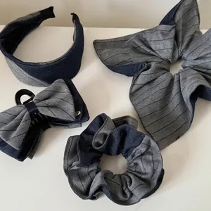 Set accessori per capelli in denim grigio a righe con cerchietto, elastici e clip a fiocco