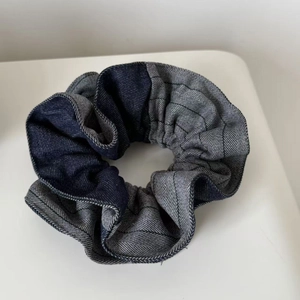 Dettaglio scrunchie in denim indaco e tessuto grigio a spina di pesce bicolore