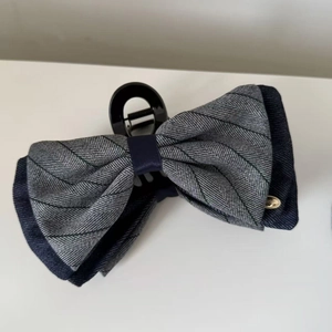 Pinza per capelli a fiocco in denim e spina di pesce grigia con dettaglio dorato in metallo