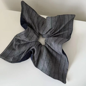 Elegante elastico per capelli in denim a righe grigie con motivo a spina di pesce