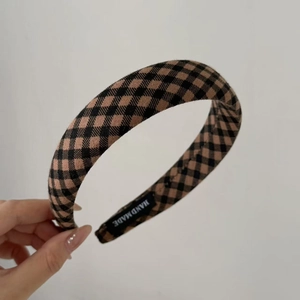 Vintage checkered brown wide headband with padded design for a retro voluminous hair look