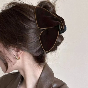 French Vintage Velvet Triangle Hair Claw Clip Large Butterfly Shark Clip Striped Edge Elegant Hair Styling Accessory For Women