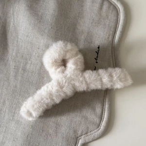 Eleganter beiger Plüsch-Haarclip für Damen mit weicher Pelzstruktur für den Winterlook