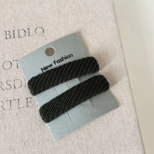 Chic black twill knit hair clip set on display card for stylish women accessories