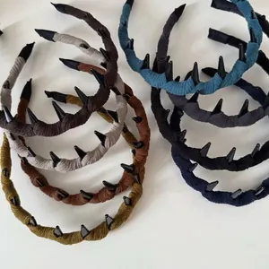 Cerchietti in tessuto intrecciato con denti antiscivolo e punte nere in vari colori scuri
