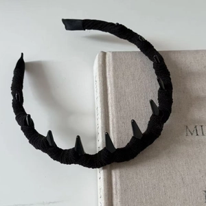 Cerchietto punk nero rivestito in tessuto con punte in plastica lucida per acconciature