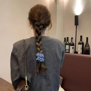Eleganter hellblauer Satin-Haargummi mit Polka-Dots für geflochtene Frisuren von Damen
