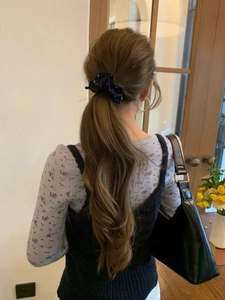 Seiden-Scrunchie mit Polka-Dots in einem Pferdeschwanz für einen eleganten Look