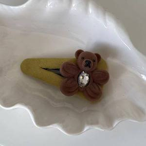 Détail de l'ensemble de pinces à cheveux ours à carreaux avec tissu gingembre et strass