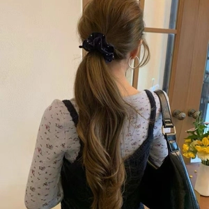 Eleganter schwarzer Satin-Haargummi mit Punkten im koreanischen Stil für Dutt-Frisuren