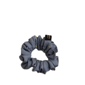 Blauer Satin Haargummi mit gelben Punkten und gewebtem Etikett in minimalistischem Stil