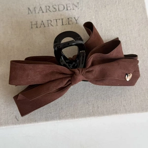 Pince à cheveux élégante en daim marron avec nœud et détail cœur doré pour femmes