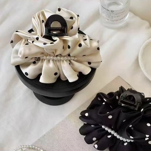 Grande pince à cheveux vintage à pois avec tissu plissé et détails de perles