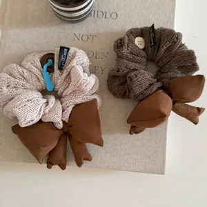 Lot de chouchous en tricot beige et marron avec nœuds satinés et boutons rétro