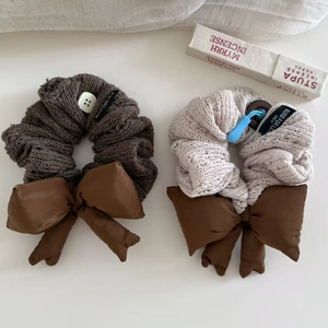 Lot de chouchous en tricot beige et marron avec grands nœuds et étiquettes tissées
