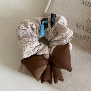 Chouchou en maille beige avec nœud en satin marron foncé et boucle bleue élégante