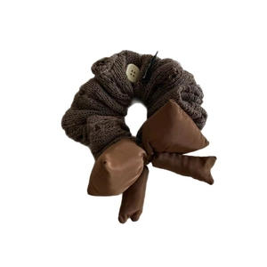 Chouchou en tricot marron foncé avec grand nœud en satin et détail bouton
