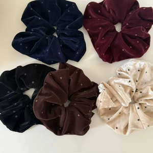 Lot de cinq chouchous en velours à pois en bleu marine, bordeaux, noir, marron et crème