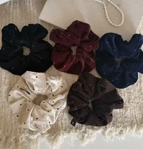 Détails de 5 chouchous en velours à pois aux couleurs chics avec perles élégantes