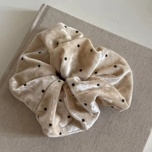 Chouchou élégant en velours beige à pois pour coiffures queue de cheval de femme