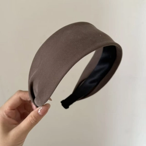 Dettaglio del cerchietto largo marrone con trama diagonale e fodera in raso nero lucido