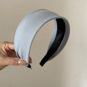 Dettaglio di cerchietto largo azzurro con trama in tessuto twill e fodera antiscivolo