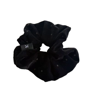 Chouchou élégant en velours noir à pois gris avec une petite étiquette logo nœud