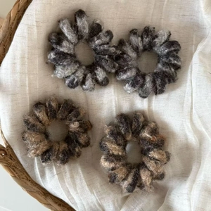 Lot de quatre élastiques à cheveux spirale en peluche léopard tons marron et gris