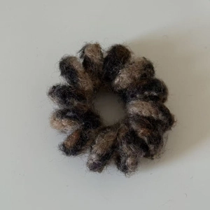 Élastique à cheveux spirale en peluche motif léopard avec texture douce et souple