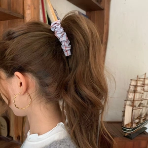 Chouchou en tissu à carreaux bleu et rouge coiffé en queue de cheval haute tendance