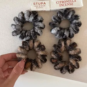Lot de 4 élastiques à cheveux en peluche léopard gris et marron pour queue de cheval