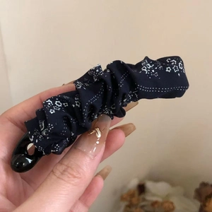 Pince à cheveux banane plissée à carreaux bleus et fleurs blanches pour coiffure élégante