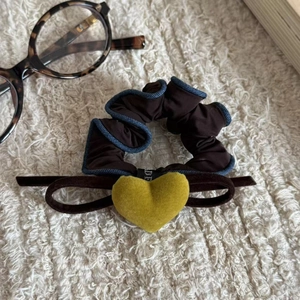 Elastico per capelli in velluto marrone con cuore giallo e bordo in denim su peluche