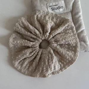French style double-layer beige bubble knit scrunchie with soft textured fabric
