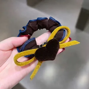 Scrunchie in velluto marrone con bordo in denim, cuore e fiocco giallo per acconciature