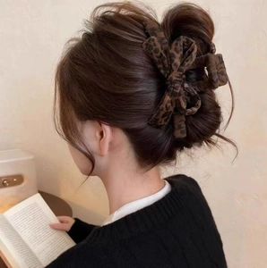 Leopard Print Bow Hair Claw Clip Large Velvet Shark Clip Retro Fabric Wrapped Hair Accessory For Women Back Of Head Styling
