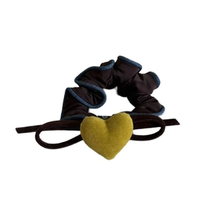 Elastico in velluto marrone con bordi blu cuciti e decorazione a cuore in peluche giallo