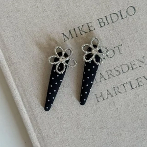 Barrettes à cheveux élégantes à pois et fleurs en strass pour femmes sur tissu crème