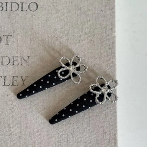 Détails des pinces à cheveux à pois noirs avec des ornements de fleurs en cristal