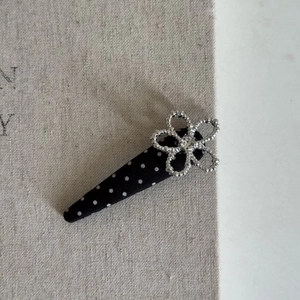 Barrette à pois noirs et blancs avec fleur en cristal brillant pour coiffure féminine