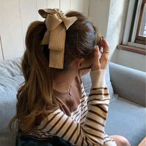 Maillard brown oversized bow banana clip for high ponytail styling on brunette hair