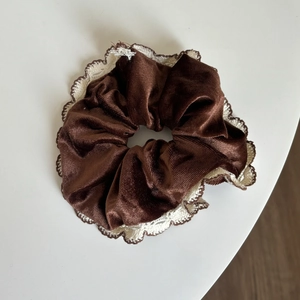 Chouchou géant en velours marron avec bordure en dentelle blanche crochetée chic