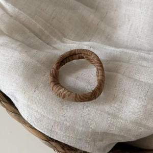 Brown leopard print seamless hair scrunchie made of high-elasticity textured fabric