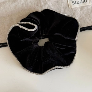 Elegante scrunchie in velluto nero con bordo in strass argento per capelli o polso
