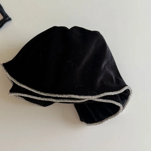 Elegante cerchietto in velluto nero con bordo in strass argentati per donne