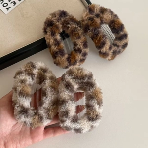 Set mit 4 ovalen Haarklammern mit Leopardenmuster aus gemütlichem Kunstpelz