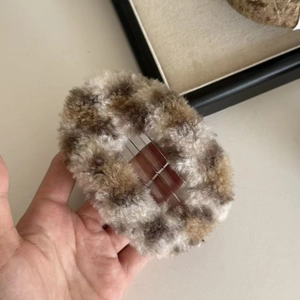 Plüsch-Haarspange mit Leopardenmuster und Kunstpelz-Textur für Damen im Winter-Haarstyling