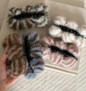 Détails de barrettes banane en peluche bicolore en léopard, crème, brun et rose
