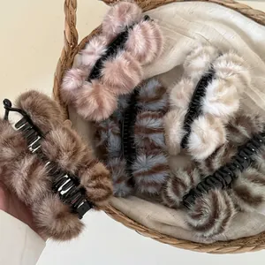 Pince à Cheveux Banane en Peluche à Pompons Automne Hiver pour Femmes Elégante Pince en Fausse Fourrure Porte-Queue de Cheval Accessoires